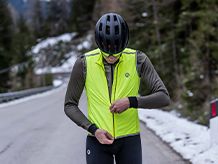 Men's vests and sleeveless jackets