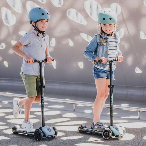 Scoot & Ride Highwaykick 5 LED balance tricycle green 96438