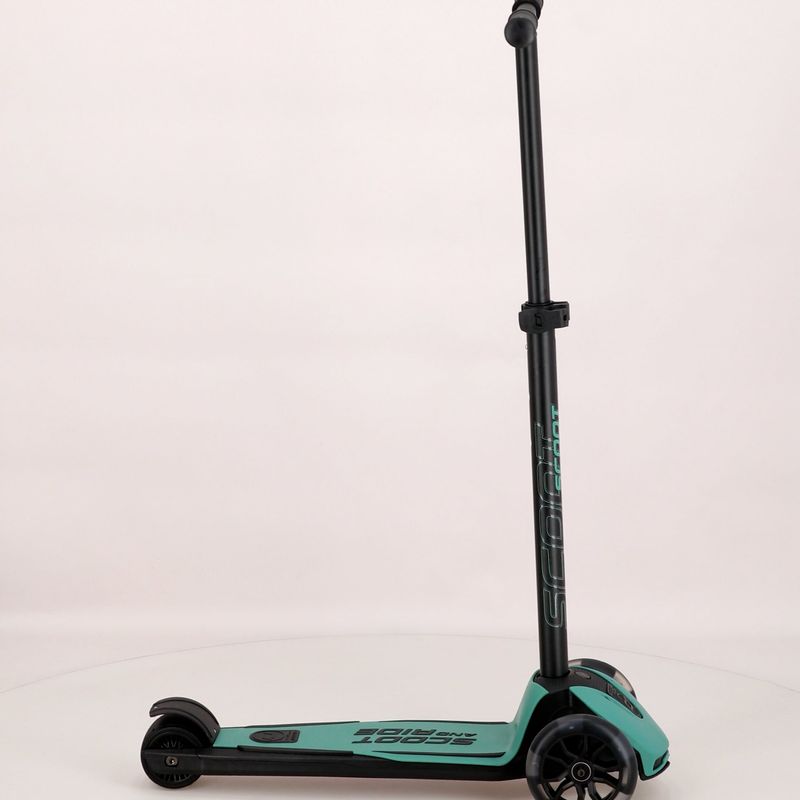 Scoot & Ride Highwaykick 5 LED balance tricycle green 96438 12